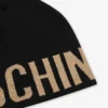 Cappello in maglia con logo in lettere dorate