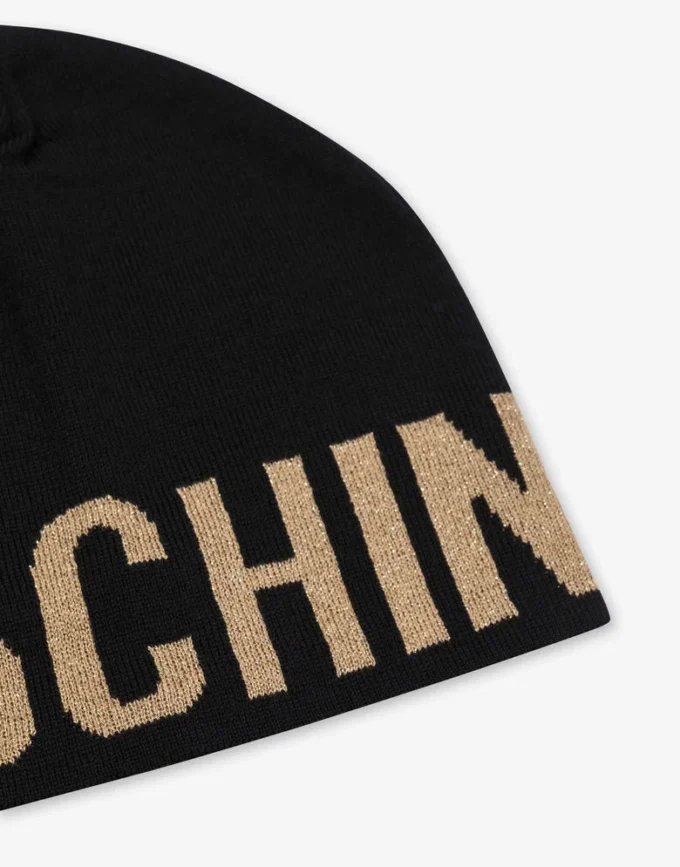 Cappello in maglia con logo in lettere dorate