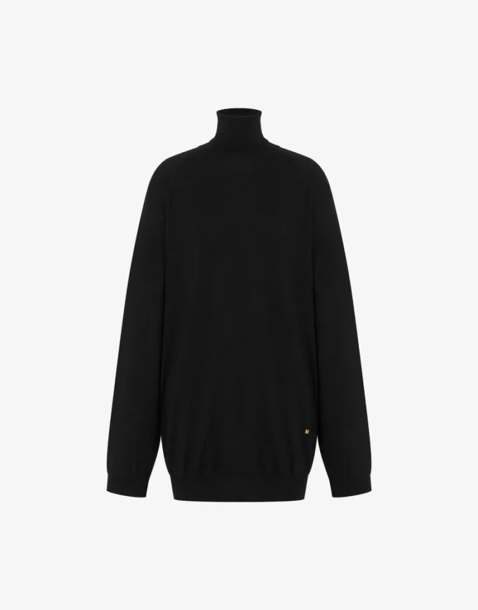 Maglione in lana con M dorata ritagliata
