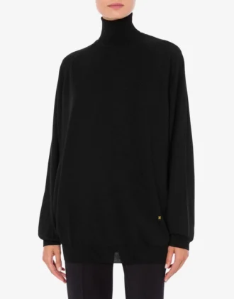 Maglione in lana con M dorata ritagliata