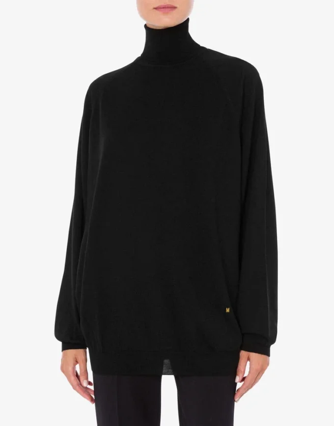 Maglione in lana con M dorata ritagliata