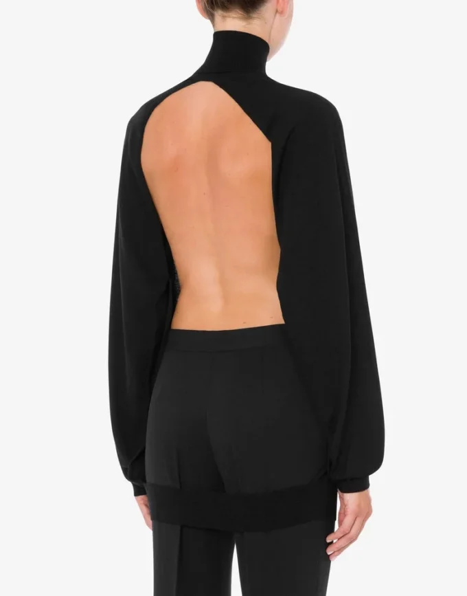 Maglione in lana con M dorata ritagliata