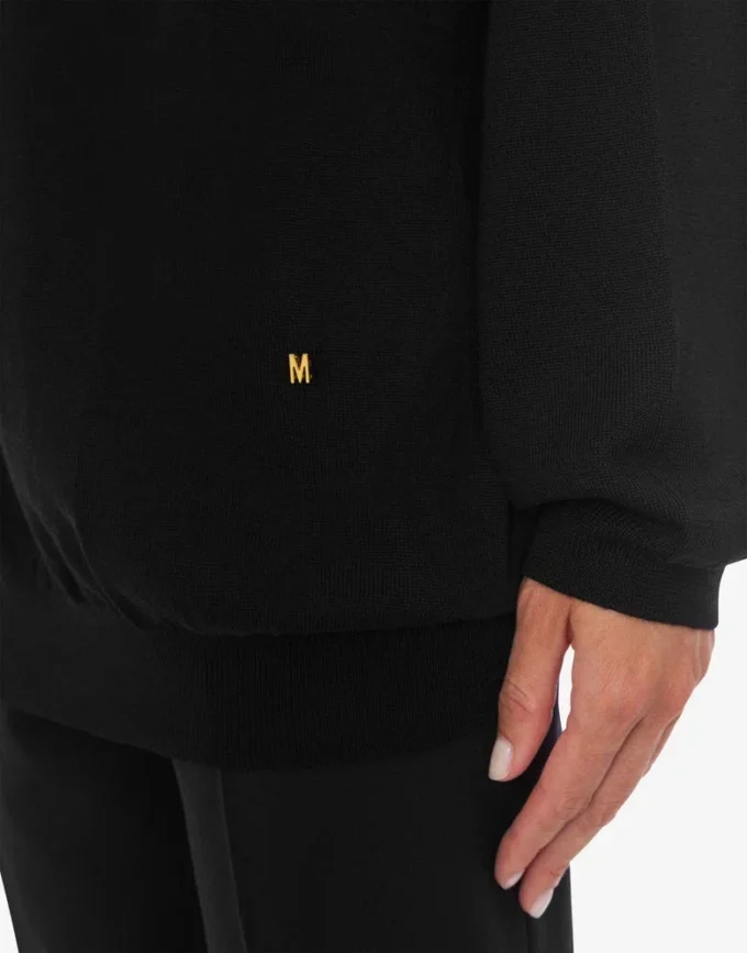Maglione in lana con M dorata ritagliata